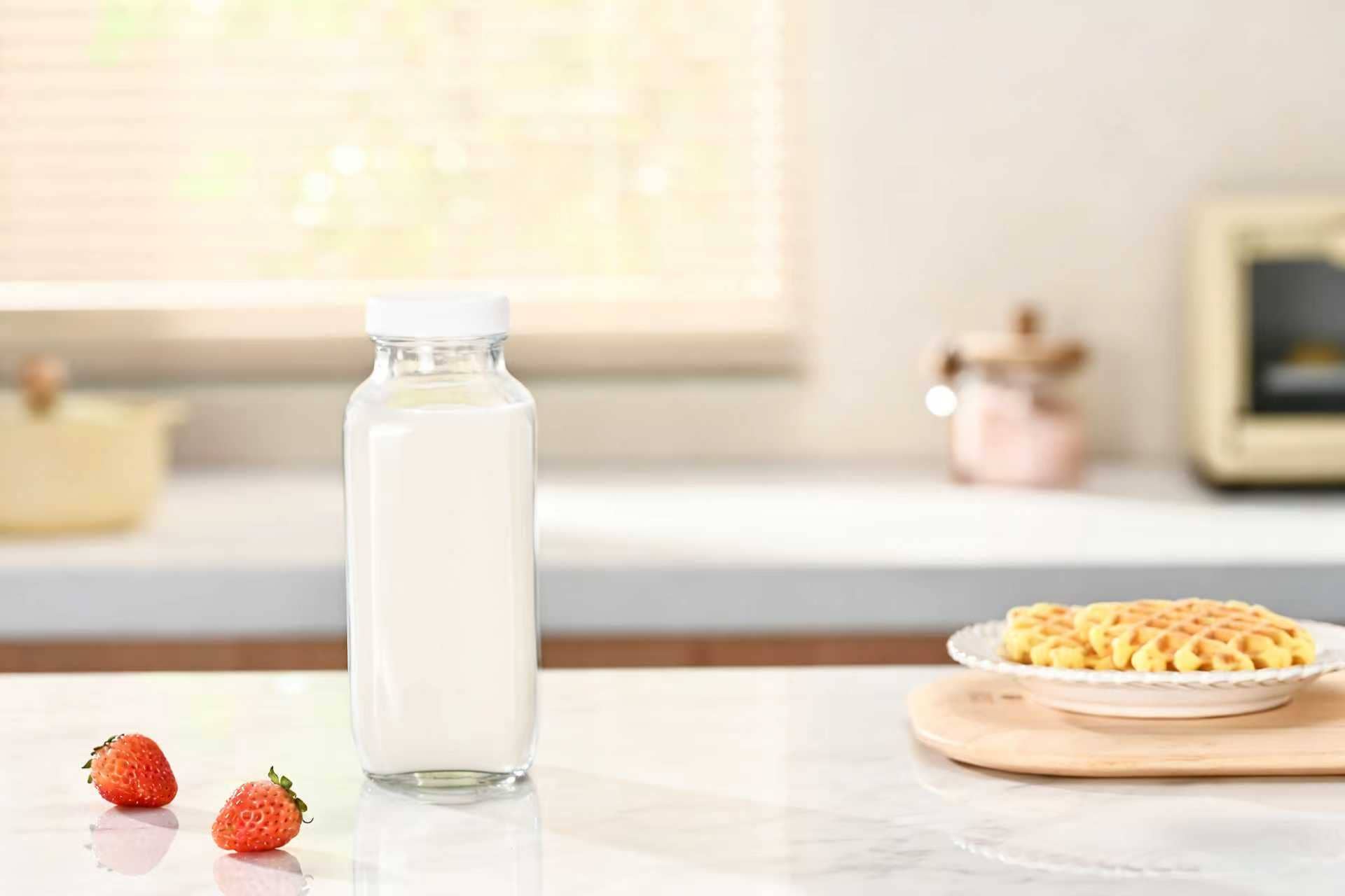 Fox Run Square Glass Milk Bottle, Leaf-Proof 16.9 oz