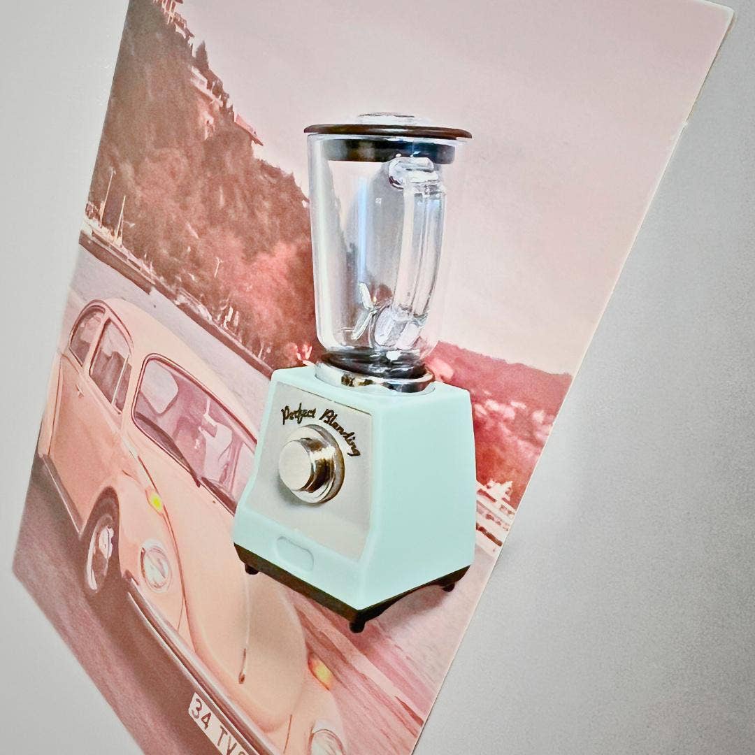 Mini Retro Blender Fridge Magnet – Unique Kitchen Decor Gift