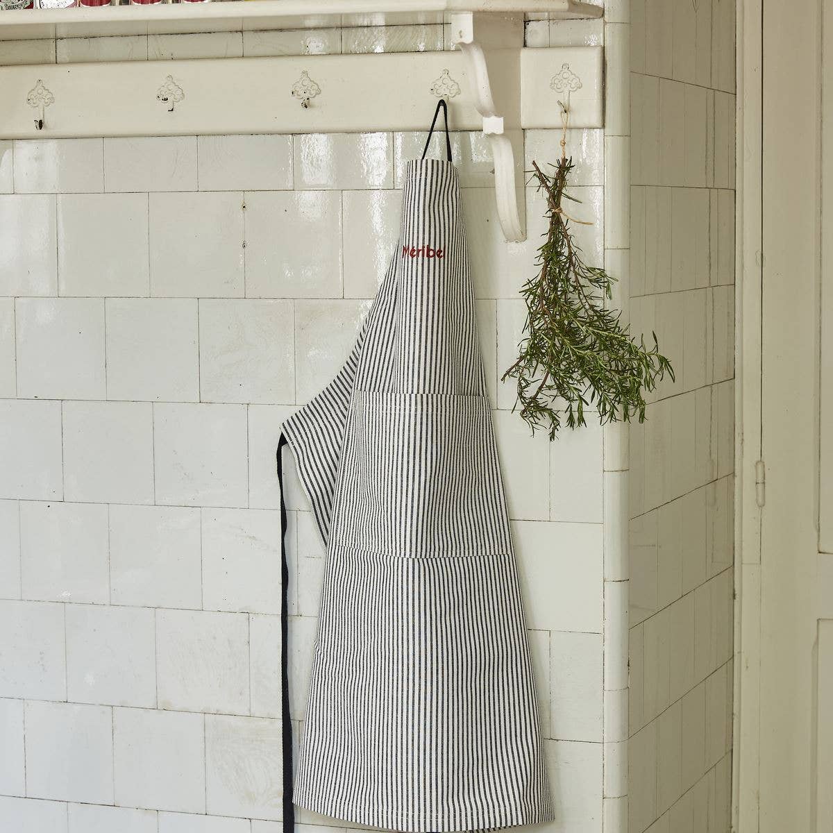 Aux petit oignons triped apron